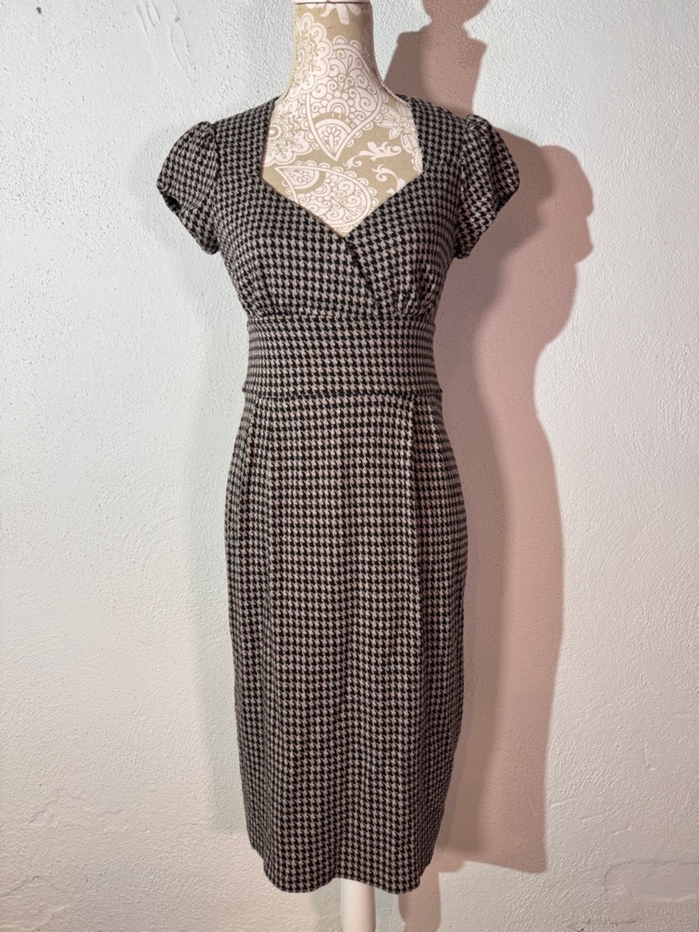 Banana republic // Classic Black, grey Houndstooth Sheath Dress size small a26